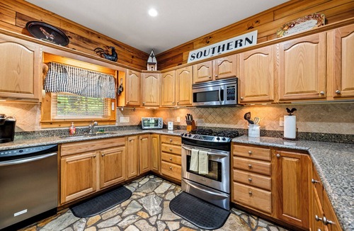Maggie Valley Cabin | Valley Creek Retreat/Fireplace/Hot Tub/Creekside/Fire Pit/Arcade- Sleeps 8