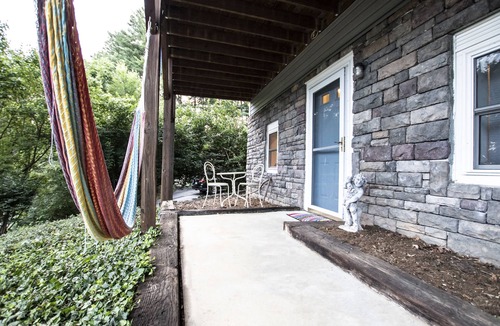 Grace Apartment | Vast Sky Mountain View Studio located just North of Downtown Asheville Walking!