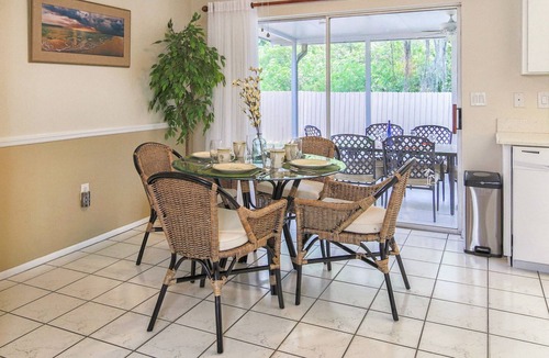 Venice Gardens House | Venice Palm Villa - Minutes to the Beach - Screened Patio- Fenced yard!