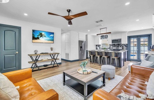 South Venice House | Venice Vibes Stylish Pool home only 2 miles from beach! In Shark tooth capital!