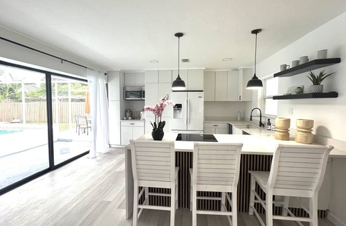 Sarasota Springs Villa | Very bright 3-bedroom pool villa, close to siesta Key beach