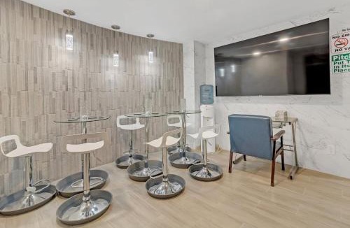 East Side House | Vessel Hotel Studio Suites of Atlanta, GA