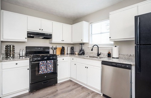 Decatur House | Vibrant Family Retreat~Sleeps 6~Games & Books