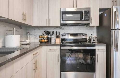 Orange Apartment | Vibrant Studio KING ! Free Parking ! 30 min to NYC