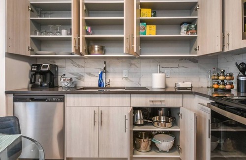 Orange Apartment | Vibrant Studio KING ! Free Parking ! 30 min to NYC