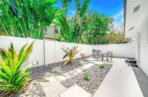 Victoria Park Apartment | Victoria Park Gem! 1 Mile to Las Olas & Beach!