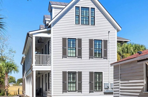 Cannonborough Elliotborough Apartment | Victoria Retreat w. 2 King Suites & Kitchenette!
