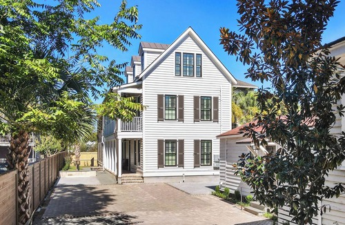 Cannonborough Elliotborough Apartment | Victoria Retreat w. 2 King Suites & Kitchenette!