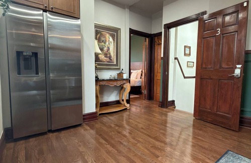 Spruce Hill Apartment | Victorian Antique & Elegance Suite With 2 King Beds