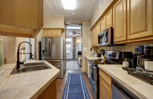 Historic District - North House | Victorian Experience | Sleeps 6, Garden, 2‑Car Garage, Walk to Downtown