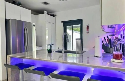 Gladeview House | Vila Oasis Jacuzzi Glamping Gym Parking BBQ Secure
