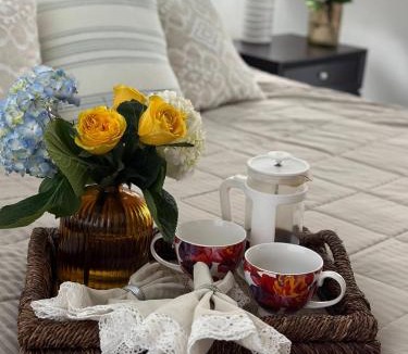 North Naples Apartment | Villa Amalfi -Golf Clubs -Deluxe Sleep-Smart TVs-2 Pools-Pets-Beach-WiFi