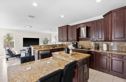 Country Walk Villa | Villa Blanca ~ Mega Home w Games, BBQ, and more!