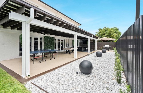 Country Walk Villa | Villa Blanca ~ Mega Home w Games, BBQ, and more!