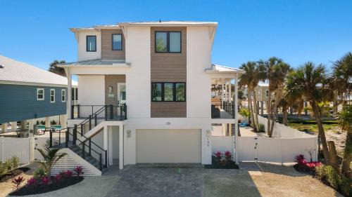 Mid Island House | Villa Capri - 2025 Luxury Build - Steps to beach