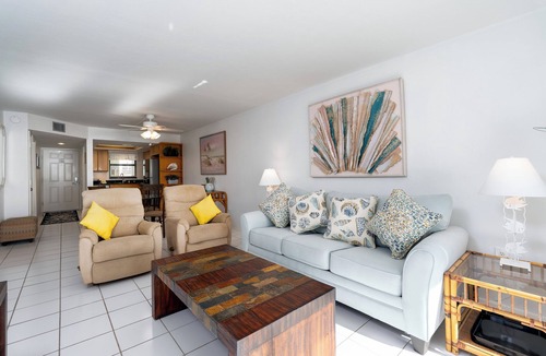 Mid Island Condo | Villa Del Mar 402