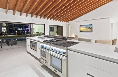 Aventura House | Villa Diane Gorgeous waterfront property with pool and private golf
