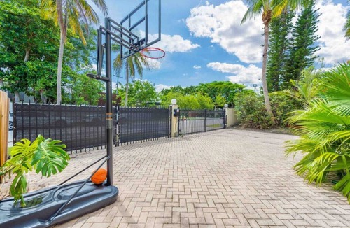 Seybold Villa | Villa In Miami, Movie theater, Pool, & Jacuzzi !