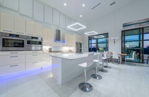 Pelican Villa | 🏆 Villa Lady Elsy – Award-Winning Waterfront Luxury