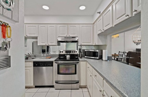 Madeira Beach Apartment | Villa Madeira #605 3 Bedroom 2 Bath Unit WIFI
