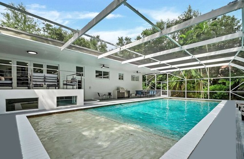 Pinecrest House | Villa Oasis w/Heated Pool,Sauna & BBQ & Pool Table