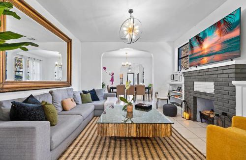 East Little Havana House | Villa Tranquillo Calle Ocho Pool & Hot Tub