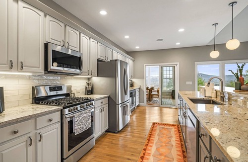 Fletcher House | Villa w/Mountain views, golf, hot tub - 20 min from Asheville. Pet friendly!
