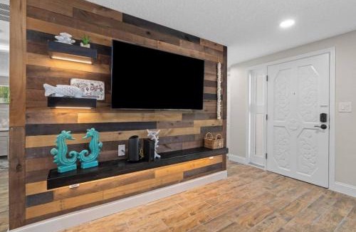 Hudson Beach Estates House | Villa Walk to Beach, Pool & Games Great for Family Vacations