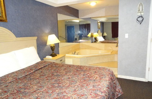 Smithville House | Village Inn and Suites
