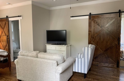 Davidson Apartment | Village Studio -Five minute walk to campus: 12 mins. to town