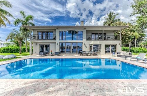 Sunrise Key House | VillaKey- LUXE Waterfront Villa 5Min to Beach