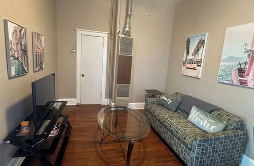 University Heights Apartment | Vintage & Affordable Unit 6 of 6