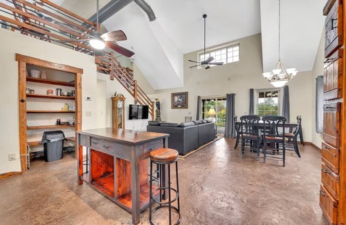 Union County House | Vintage Rock at Mimosa Lake Retreat - 24 Acre Lakefront Property