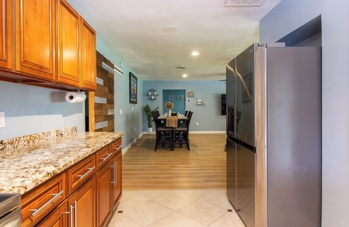 Clearwater House | Vitamin Sea Oasis [4R/2B] Cozy Family House Heated Salt Pool/Spa 3m from Beaches
