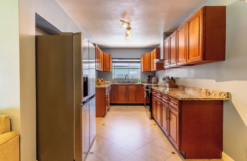 Clearwater House | Vitamin Sea Oasis [4R/2B] Cozy Family House Heated Salt Pool/Spa 3m from Beaches