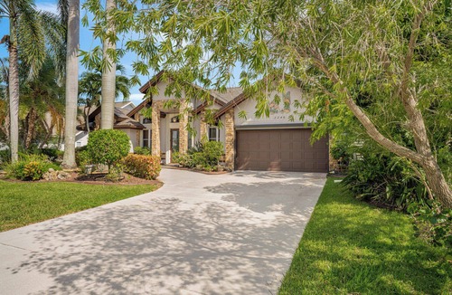Caloosahatchee Villa | VRCC Villa Dolphin House