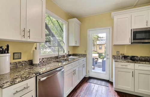 Historic Downtown Savannah Apartment | W Jones St. Luxury Parlor- Private Balcony & Off Street Parking Included!