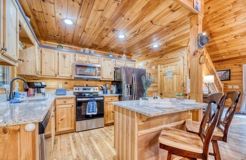 Aska Cabin | Waldhaus- Great Deal! View, Pet Friendly, Hot Tub