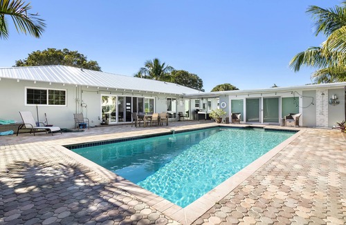 Florida North Atlantic Coast House | WALK 2 BEACH, HEATED POOL, PUTTING GREEN, 4be 2 ba, Tropical oasis