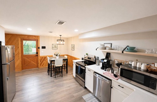 Helen House | Walk 2 Helen, Spacious Cabin for 12|Pet