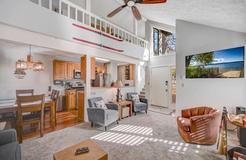 White Haven Villa | Walk 2 SKI/Fully Stocked Kitchen/Hot Tub/Family