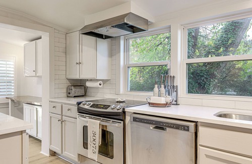 Roswell Cottage | Walk Downtown & Canton Street: Roswell Retreat!