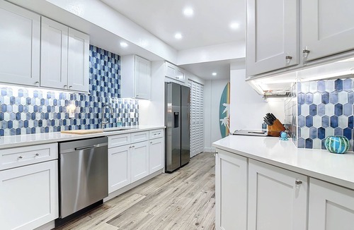 Central Beach Condo | Walk to Beach. RENOVATED & HUGE 3-bed &3-bath condo in Vero Beach