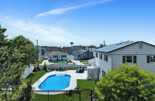 Brigantine House | Walk To Beach, 5 BR, Sleeps 14, Heated Saltwater Pool, Huge Yard, On Golf Course
