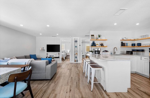 Laurel House | Walk to Beach. Beautifully Renovated 3BR, 2BA Home w/Outdoor Shower & Grille