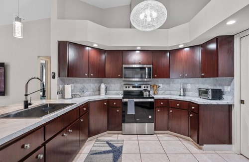 South Venice House | Walk to Beach, HEATED Pool/Spa, Screened Lanai w/everything for best vacation