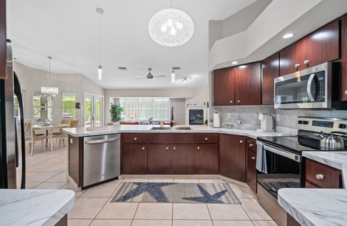 South Venice House | Walk to Beach, HEATED Pool/Spa, Screened Lanai w/everything for best vacation