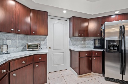 South Venice House | Walk to Beach, HEATED Pool/Spa, Screened Lanai w/everything for best vacation