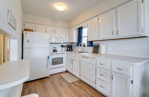 South End Condo | Walk to Beach: Ocean City Home w/Deck & Views!