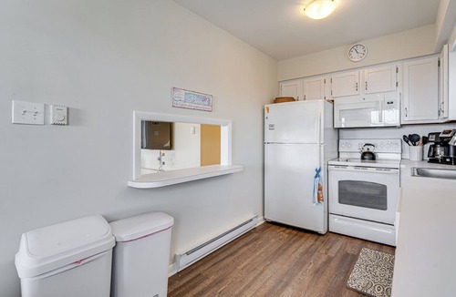 South End Condo | Walk to Beach: Ocean City Home w/Deck & Views!